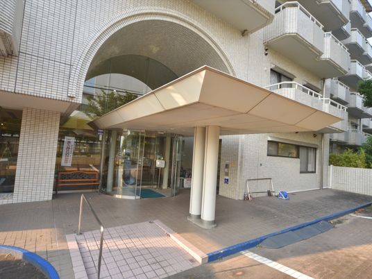 明るい入り口のエントランス