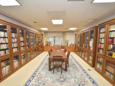 図書が並ぶ落ち着いた図書室