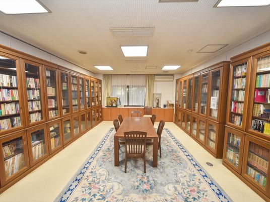 図書が並ぶ落ち着いた図書室