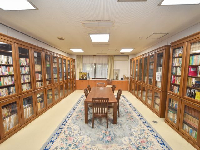 図書が並ぶ落ち着いた図書室 図書室 ゆったりと本を選ぶ時間が楽しめる、木目調の本棚が特徴的なスペースです。利用者の方々が心地よいひとときを過ごせるよう工夫されています。
