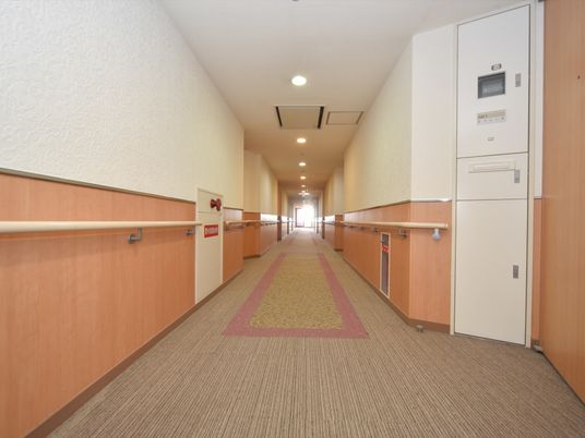 廊下の明るい風景
