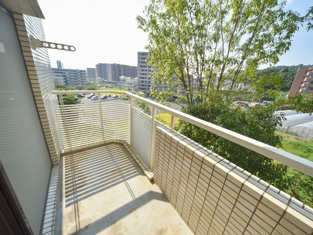 日差しが心地良いバルコニー ベランダ 広々としたバルコニーからは、爽やかな風と自然光が室内へと招き入れられます。新しい職場での穏やかな一時を想像してみてください。
