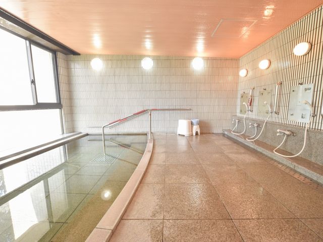 広々とした浴室の一角 浴室 ハンドレール付きのゆったりとした浴室です。安全かつ快適にご利用いただける設計になっております。