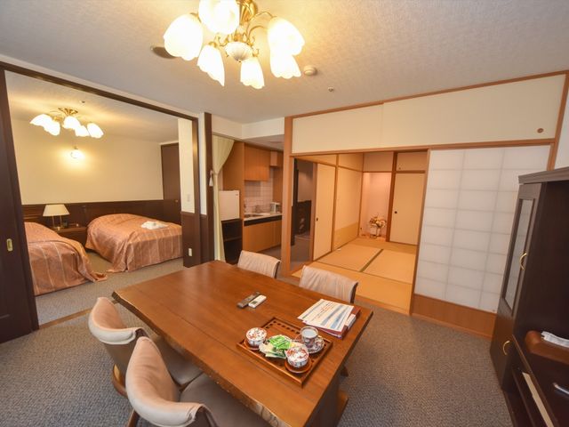 和洋折衷の居室空間 居室 ゆったりとした造りの居室です。洋室と和室の両方の要素を合わせ持ち、くつろぎの時間を提供しています。