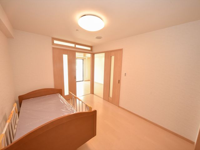 明るく広々居室 居室 広々とした空間の居室です。明るい窓辺が快適な私生活をサポートします。