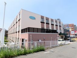 ピンクの建物の外観