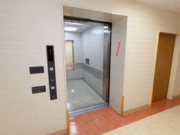 床番号付きエレベーター扉