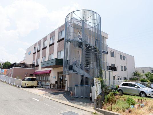施設の外観とエントランス
