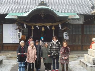 祭壇前に立つ集合