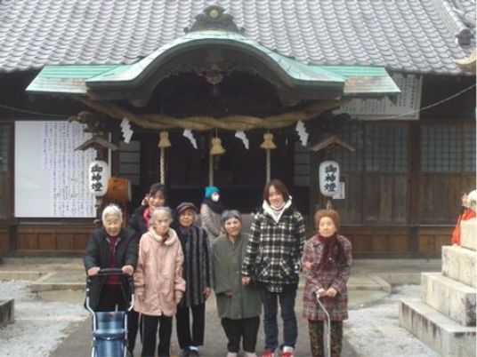 祭壇前に立つ集合
