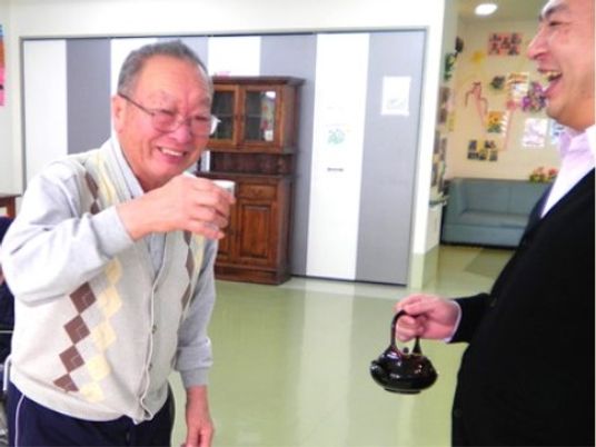 笑顔交わす居室の様子