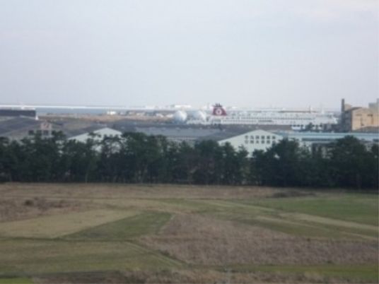 広い野原と建物の外観