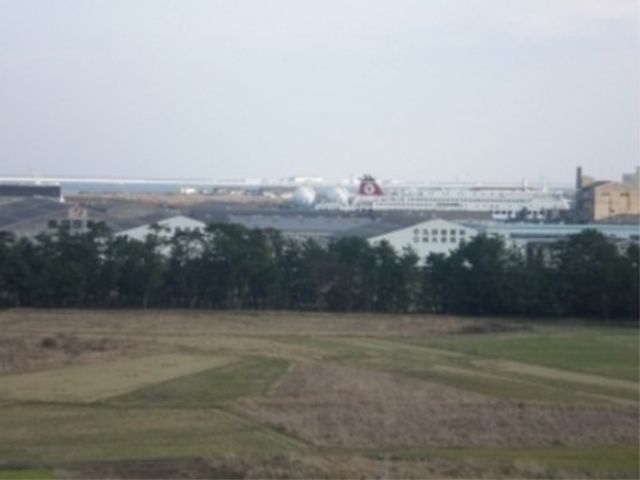 広い野原と建物の外観 周辺 広々とした自然環境に囲まれた施設外観です。開放感ある環境で、ゆったりとした時間を提供しています。