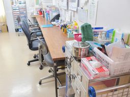 仕事用デスクと整理棚