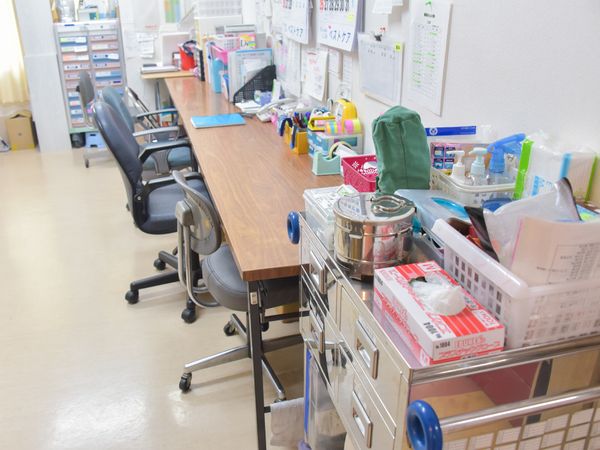 仕事用デスクと整理棚