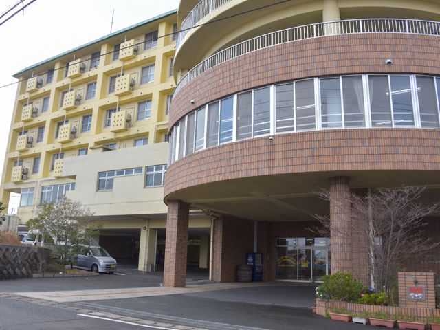 多層建築のエントランス 外観 開放感のあるエントランスは、迎える方も訪れる方も明るい雰囲気でお迎えします。広々とした設計は来訪者にも安心感を提供します。