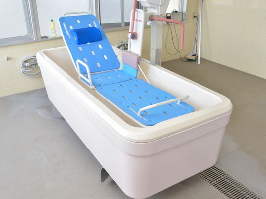 バリアフリー設計の浴室