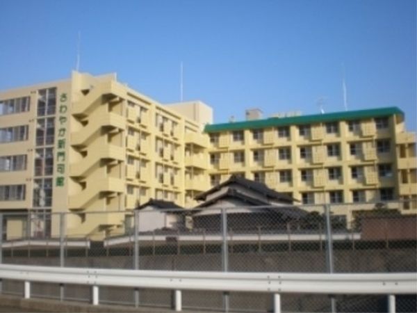 明るい建物の外観