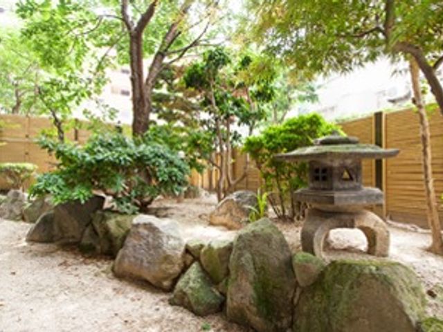 和風の美しい中庭 庭園 自然の風を感じることができる、和風の中庭です。この場所でのひと時は、利用者様にとっての心の潤いになるでしょう。