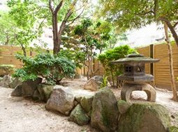 石と緑のある庭