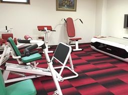 トレーニング器具の並ぶ部屋