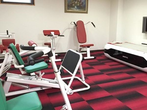 トレーニング器具の並ぶ部屋