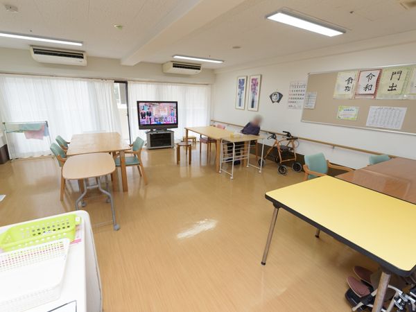 多目的スペースの明るい室内