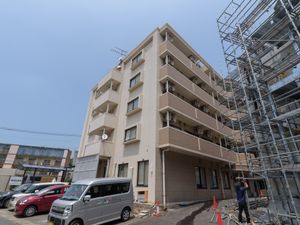 清潔感のあるビルの外観