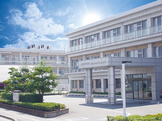明るい外観の正面玄関  