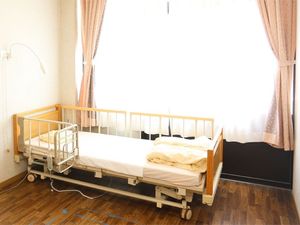 明るい居室のベッド  