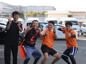 スタッフ4人の集合外観  