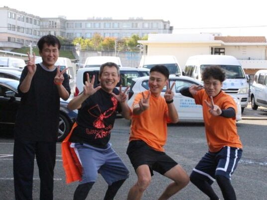 スタッフ4人の集合外観  