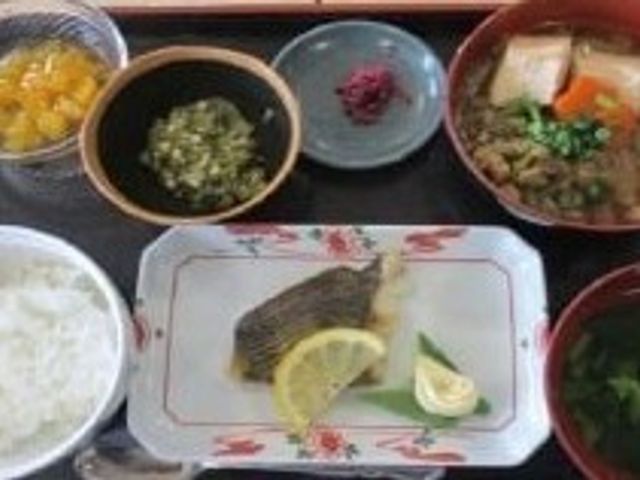和食のプレート 料理 健康的な和食が提供されるダイニングです。多様なメニューで、栄養バランスも考慮されています。