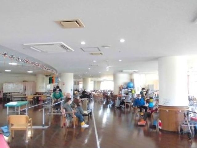 明るく広い多目的室 多目的室 広々とした空間で、多様な活動が可能です。自然光がたっぷりと入り、落ち着いた雰囲気になっています。