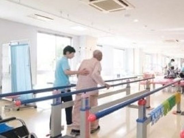 サポート中の機能訓練室 機能訓練室 広々とした明るい空間で、安心して機能訓練を受けられます。スタッフがサポートしながらの訓練が可能です。