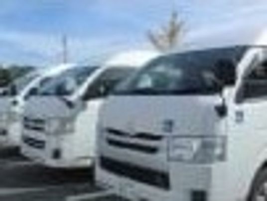 施設用車両が並ぶ駐車場