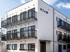 白い外観の建物