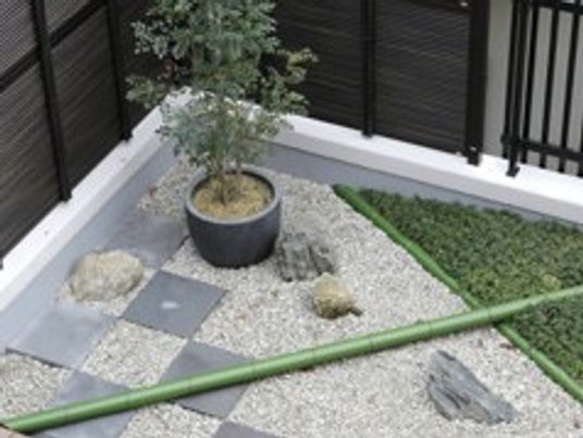 落ち着いた中庭