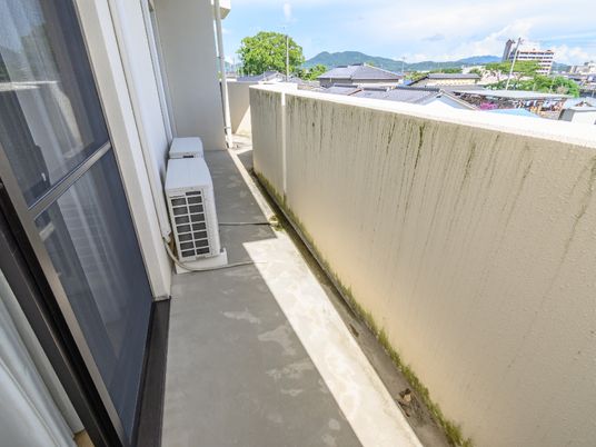 明るいバルコニーの風景
