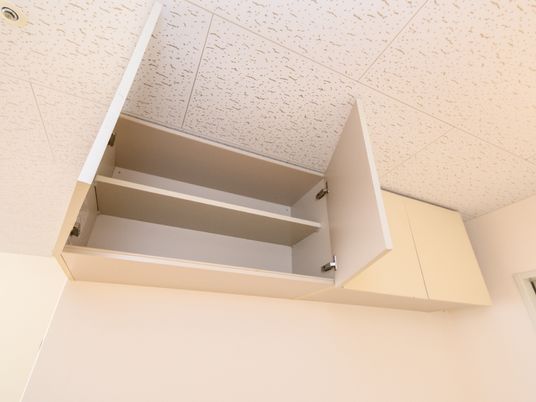 天井付近の開けた収納棚