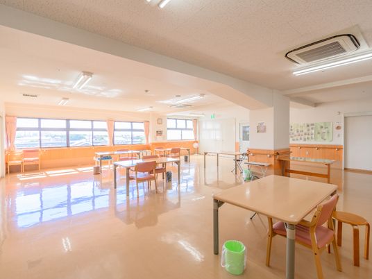 明るい広々とした食堂