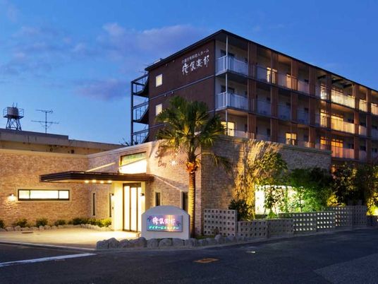 夕景の施設外観  