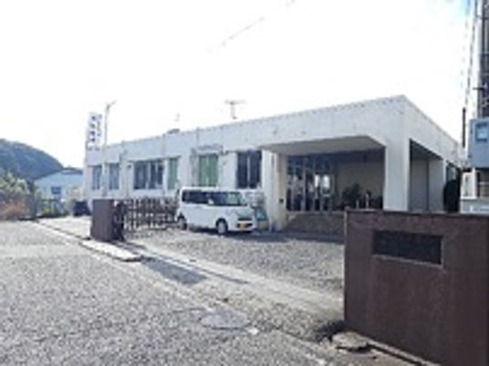 広々とした施設外観
