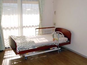 明るい個室の居室