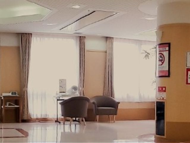 明るい入口の廊下 エントランス ゆったりとした空間のエントランスです。自然光に包まれ、快適に過ごせます。