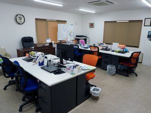 整理された事務スペース  