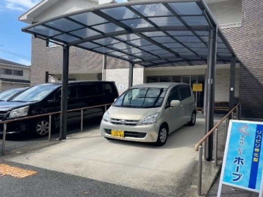 車寄せのある外観  