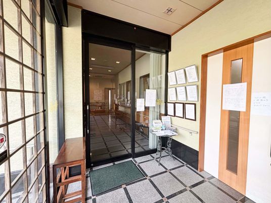 紙が掲示されたエントランス