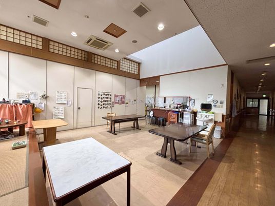 自然光の入る明るい廊下