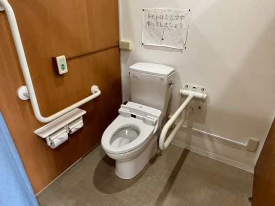 バリアフリー設計のトイレ